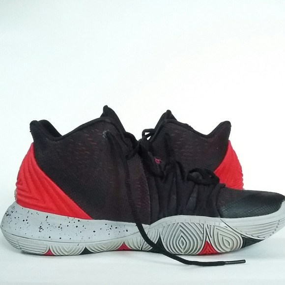 Kyrie 5 Breds - Picture 2 of 7